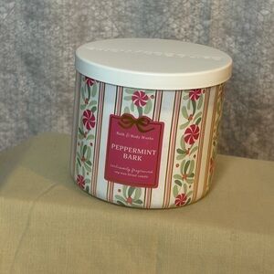 BATH & BODY WORKS - PEPPERMINT BARK 3 Wick Candle